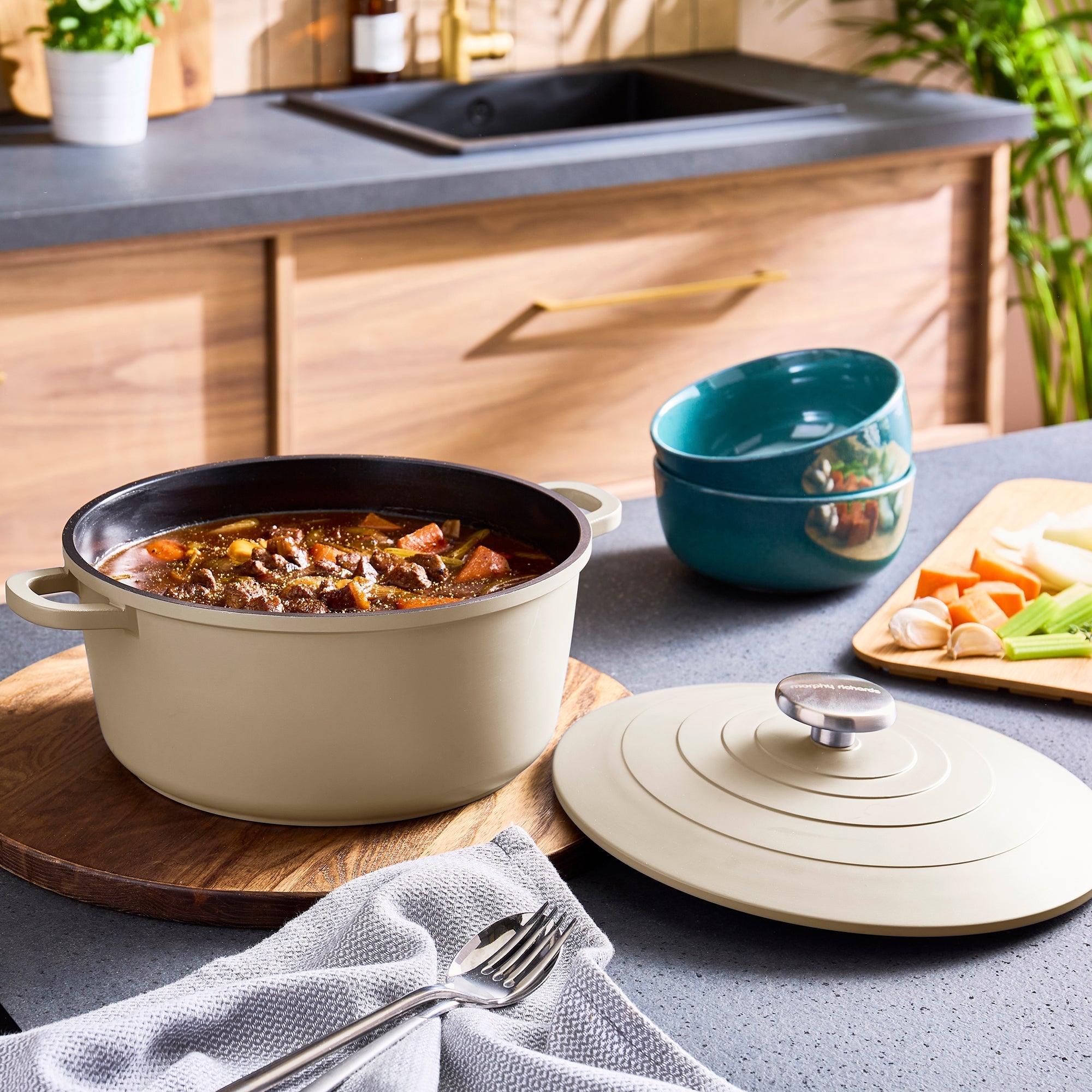 24cm Cast Aluminium Casserole Dish - Cream