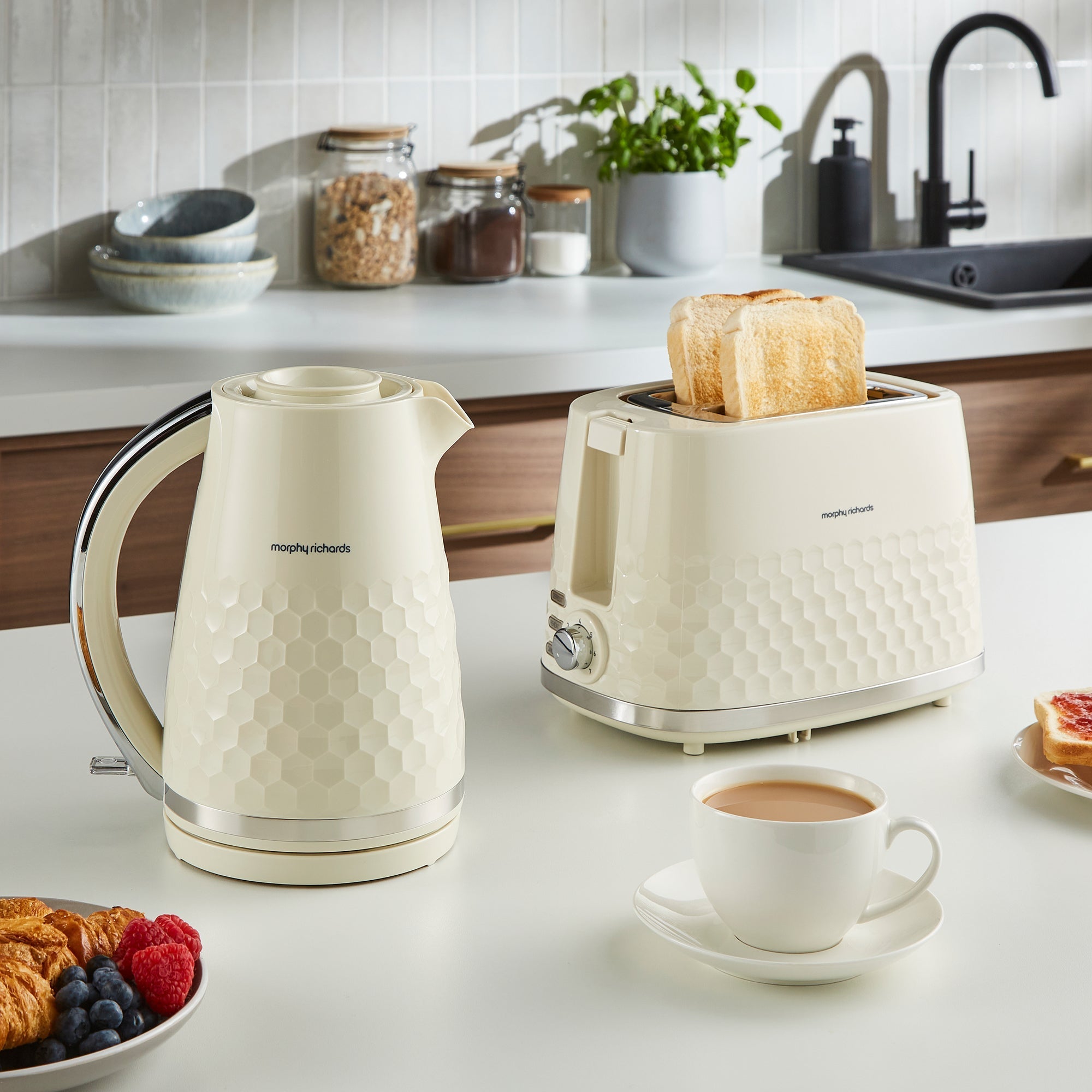 Hive Cream Kettle and Toaster Set