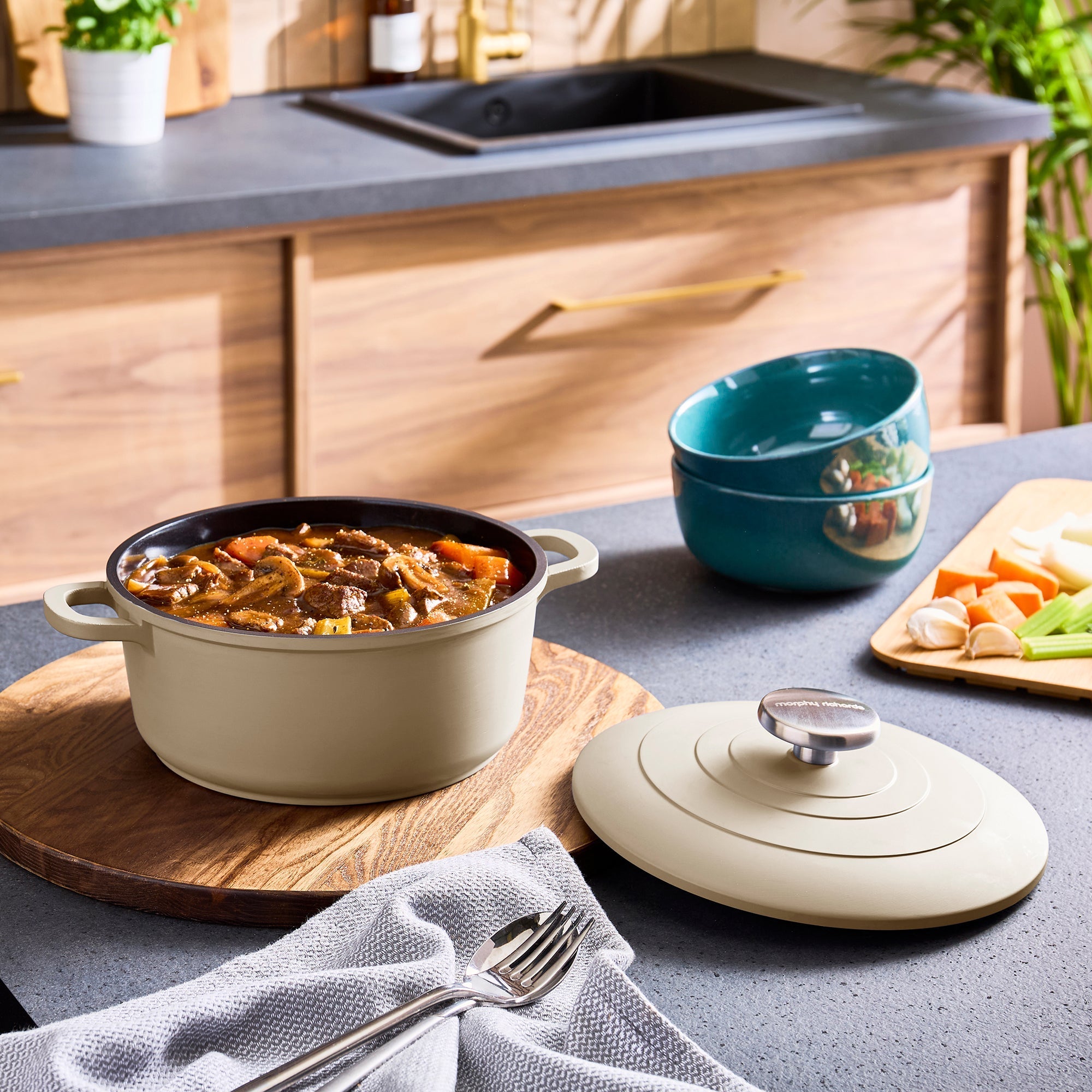 20cm Cast Aluminium Casserole Dish Cream & 24cm Forged Aluminium Saute Pan Set - Cream