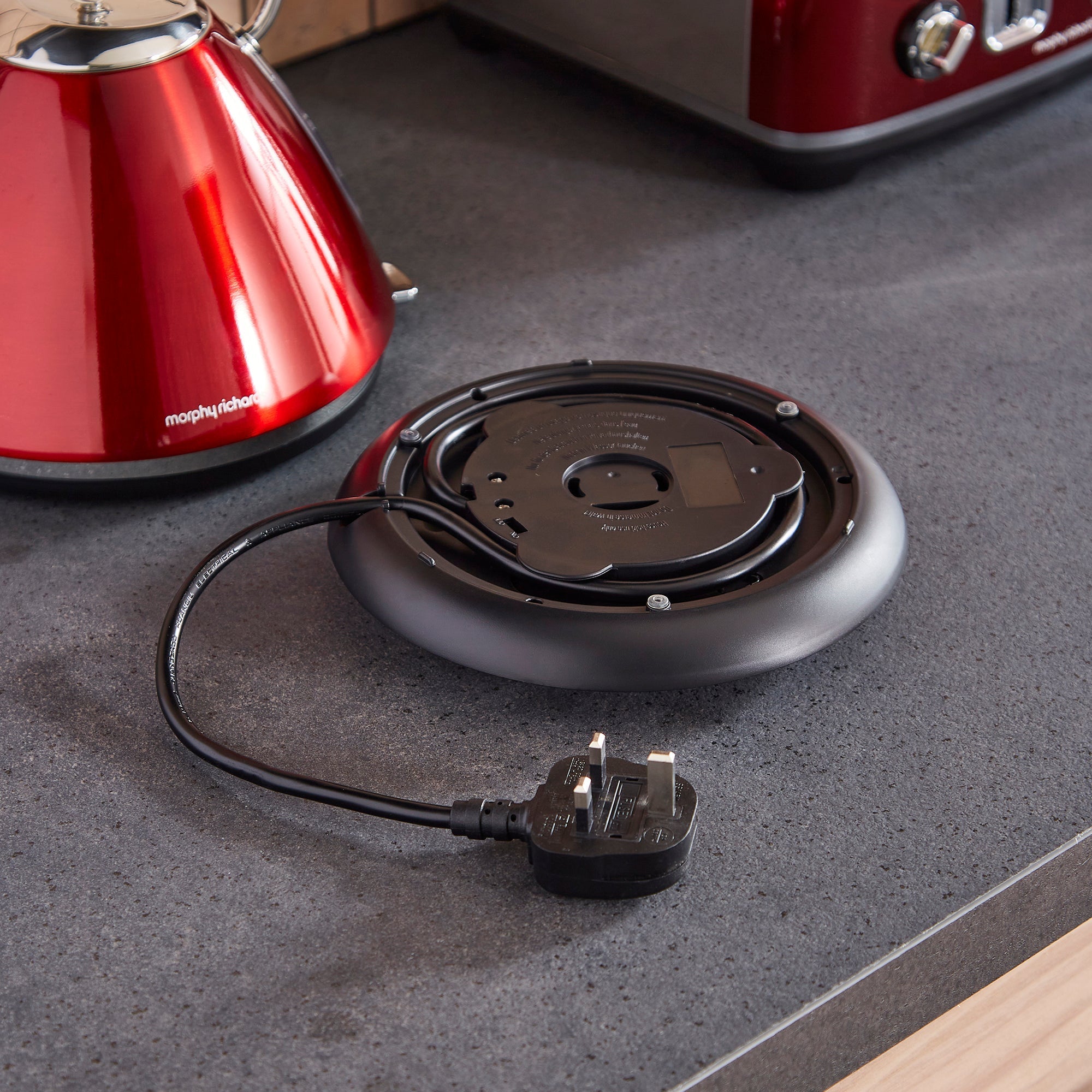 Accents 1.5L Pyramid Kettle - Red