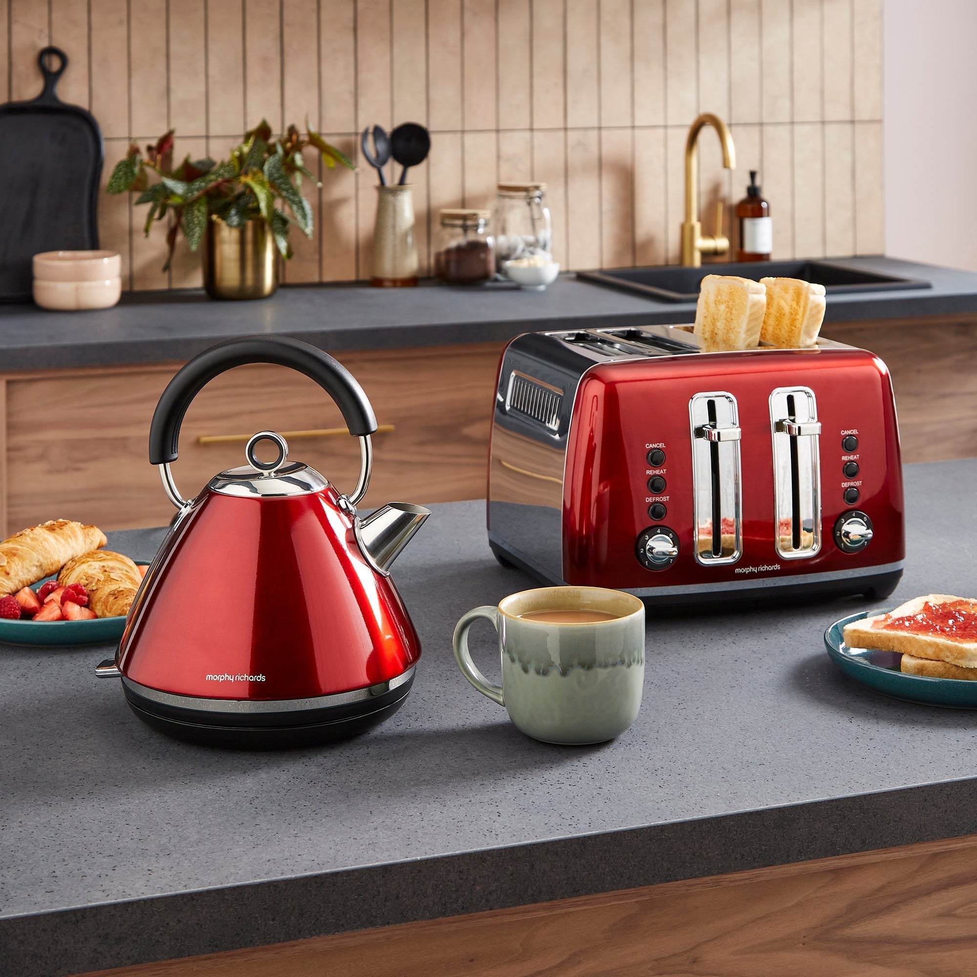 Accents 1.5L Pyramid Kettle - Red