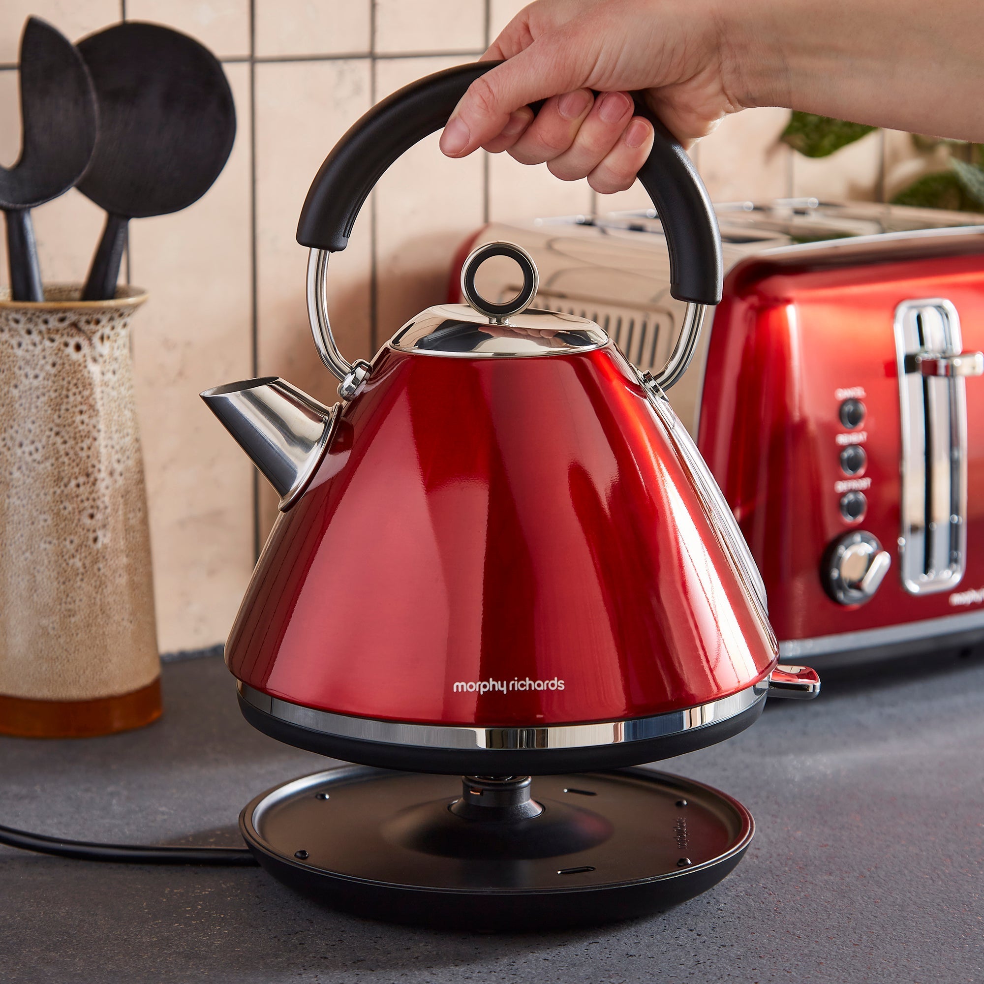 Accents 1.5L Pyramid Kettle - Red