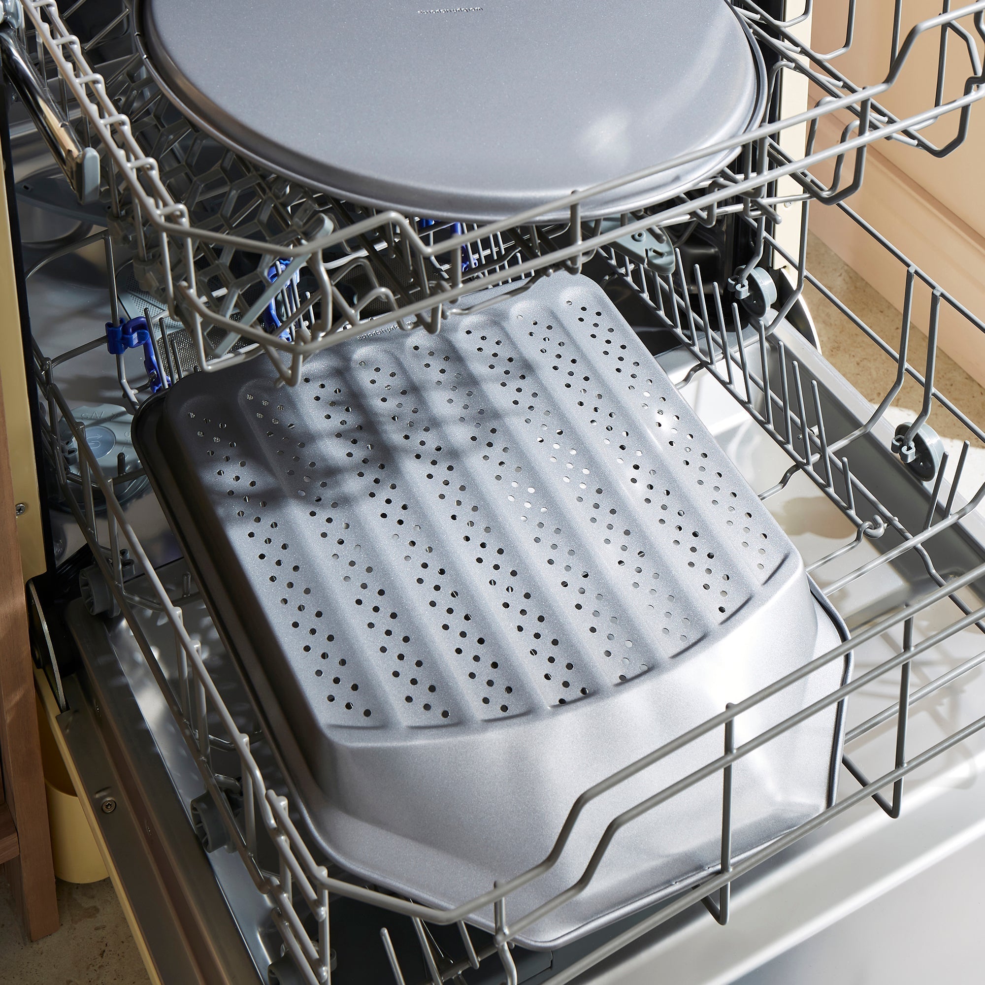 Pizza Pan and Crisper Tray Set and Slotted and Solid Turner Set