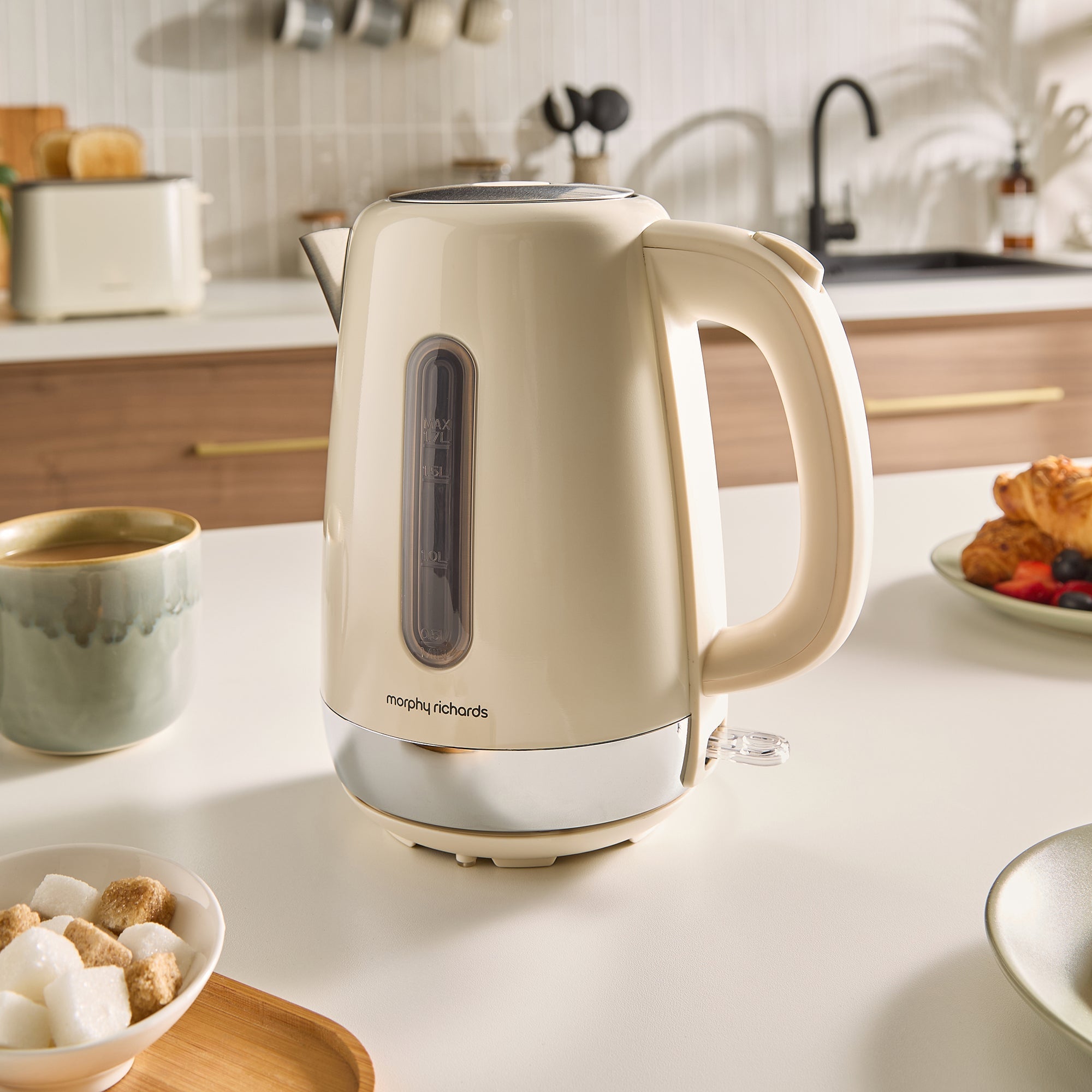 Equip Cream Kettle and Toaster Set