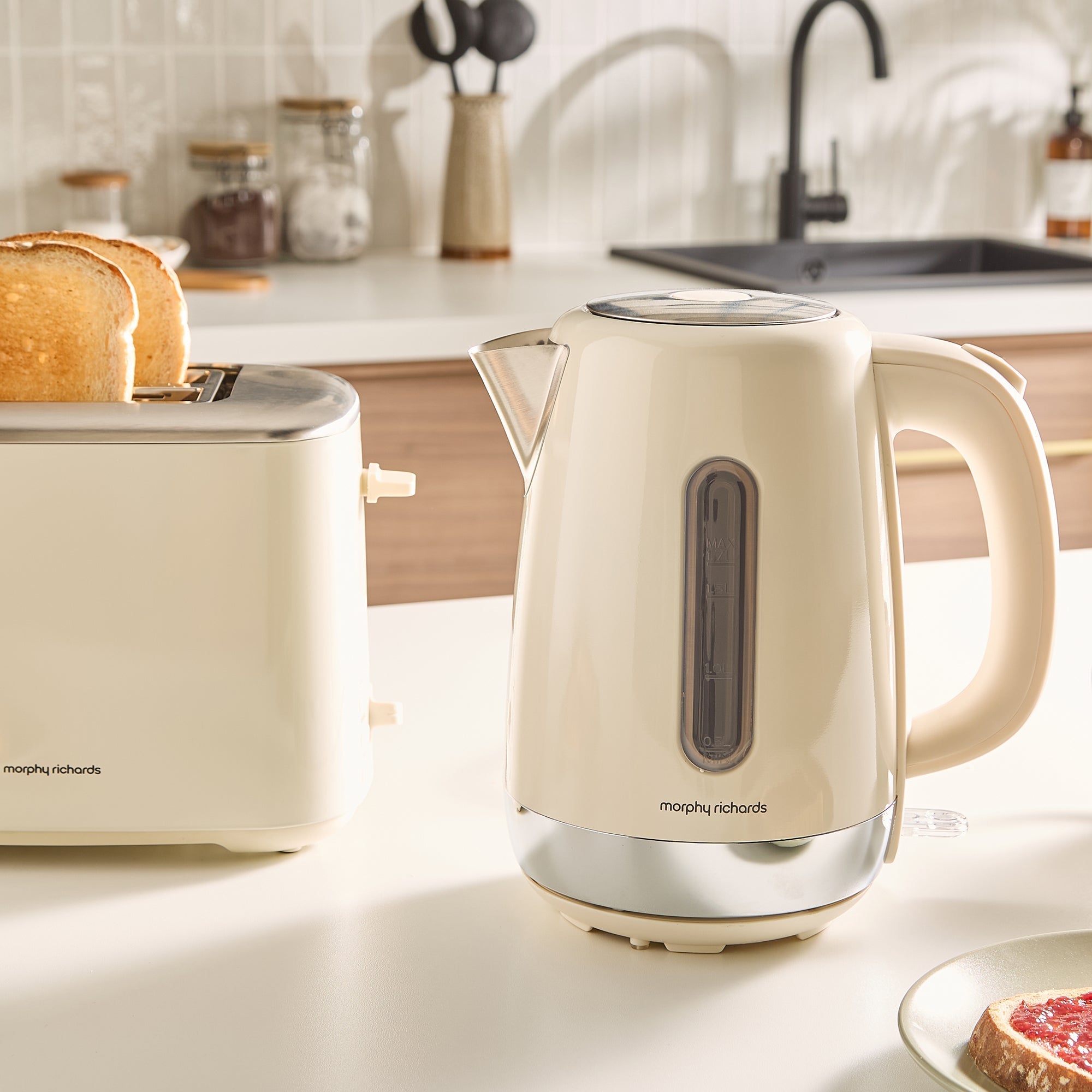 Equip Cream Kettle and Toaster Set